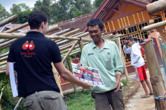 We hand out materials like calendars, books and t-shirts to raise awareness of slow lorises with local communities