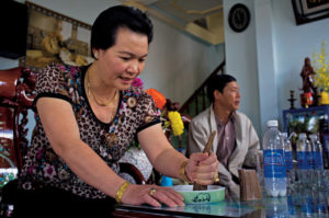 Consumers-using-rhino-horn-in-Vietnam.-Copyright_Brent-Stirton