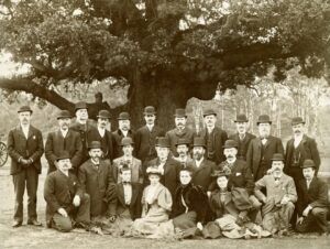 Visitors-pose-next-to-the-Major-Oak-in-the-early-20th-Century.-Credit-North-East-Midlands-Photographic-Record